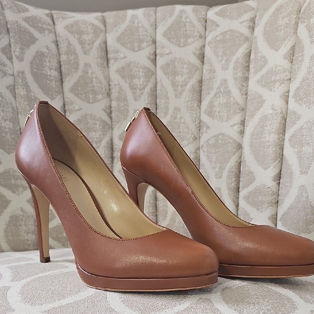 Elegant Michael Kors  Tan  Leather Pumps